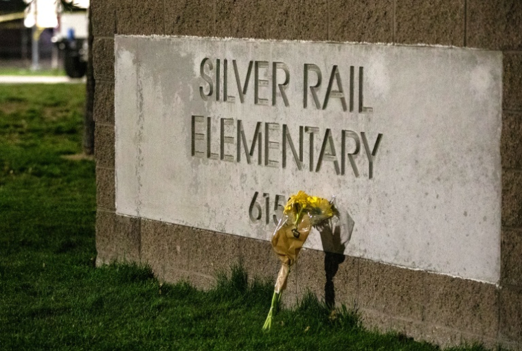 Un bouquet de fleurs à l'entrée de l'école primaire Silver Rail de Bend, aux États-Unis, le 15 octobre 2026 ( AFP / Payton Bruni )