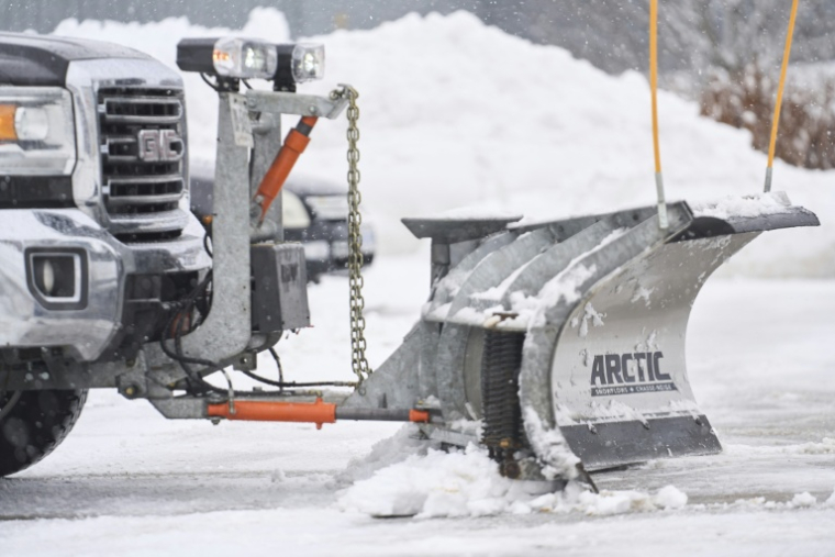 Sur le parking d'Arctic Snowplows, qui fabrique des chasse-neige à London (Ontario) au Canada, le 10 décembre 2025. ( AFP / Geoff Robins )