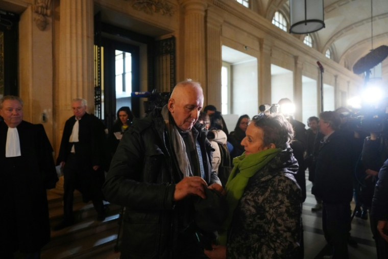 Dany Leprince (g), parle avec sa femme Anie, au Palais de Justice de Paris, le 7 mai 2026 ( AFP / Dimitar DILKOFF )