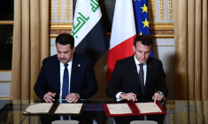 Le président français Emmanuel Macron et le Premier ministre irakien Mohammed al-Sudani signent des documents à l'Elysée à Paris
