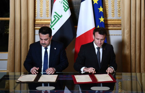 Le président français Emmanuel Macron et le Premier ministre irakien Mohammed al-Sudani signent des documents à l'Elysée à Paris