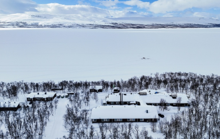 Vue aérienne du lac et de la station biologique de Kilpisjärvi, à l'extrême nord-ouest de la Finlande, le 14 mars 2026 ( AFP / Jonathan KLEIN )