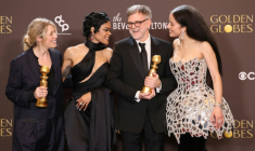 De gauche à droite: la productrice américaine Sara Murphy, l'actrice américaine Teyana Taylor, le réalisateur américain Paul Thomas Anderson et l'actrice américaine Chase Infiniti, recompensés par le Golden Globe de la meilleure comédie pour "Une bataille après l'autre", lors de la cérémonie des Golden Globes à Beverly Hills, le 11 janvier 2026 ( AFP / Etienne Laurent )