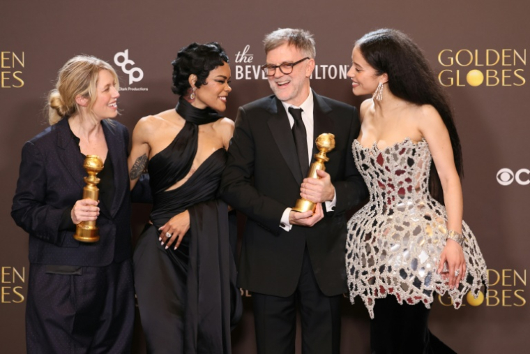 De gauche à droite: la productrice américaine Sara Murphy, l'actrice américaine Teyana Taylor, le réalisateur américain Paul Thomas Anderson et l'actrice américaine Chase Infiniti, recompensés par le Golden Globe de la meilleure comédie pour "Une bataille après l'autre", lors de la cérémonie des Golden Globes à Beverly Hills, le 11 janvier 2026 ( AFP / Etienne Laurent )
