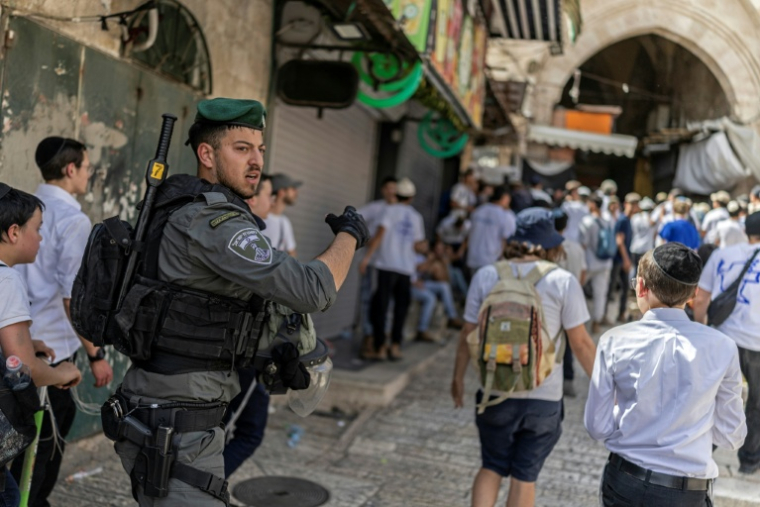 Un policier israélien en patrouille dans la Vieille ville, lors du défilé de la Journée de Jérusalem, le 14 mai 2026 ( AFP / ilia YEFIMOVICH )