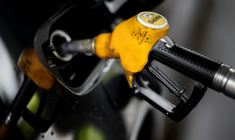 Depuis que le litre de gazole a franchi la barre des 2 euros en mars, les Français ont tendance à délaisser leur voiture et trouvent d'autres solutions pour se déplacer ( AFP / Fred TANNEAU )