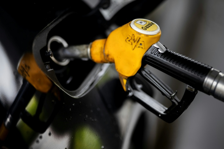 En France, le gazole, carburant le plus consommé, a franchi le seuil des 2 euros mercredi pour la première fois depuis le 15 juin, selon des données gouvernementales collectées par l'AFP ( AFP / Fred TANNEAU )