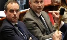 Le Premier ministre Sébastien Lecornu (g) et le ministre des Relations avec le Parlement, Laurent Panifous, lors d'une séance de questions au gouvernement à l'Assemblée nationale, le 3 février 2026 à Paris ( AFP / Ludovic MARIN )