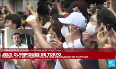 Les JO de Tokyo : La flamme s'éteint au stade olympique, Paris prend le relais