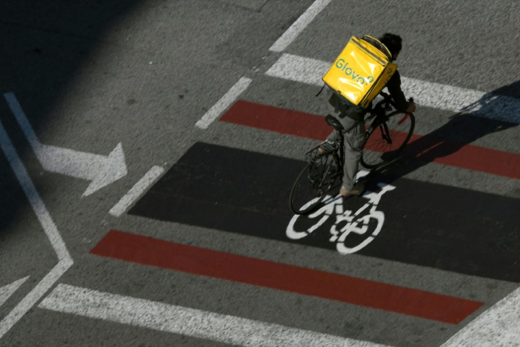 Livreur de Glovo, à Barcelone le 4 février 2021 ( AFP / LLUIS GENE )