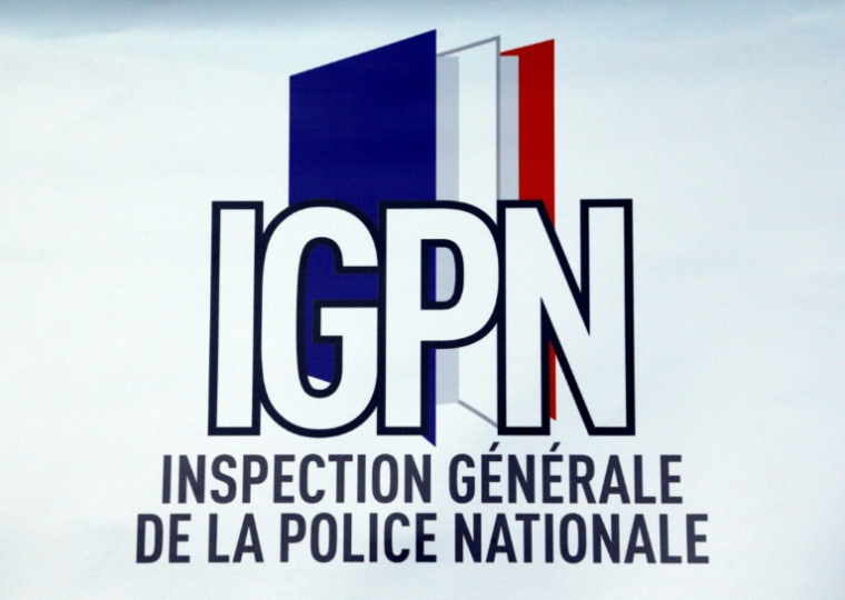 L'Inspection générale de la police nationale (IGPN), la "police des polices", a été saisie d'une enquête visant des membres des forces de l'ordre filmés en train de molester un homme, dans une vidéo devenue virale, a indiqué vendredi le parquet de Paris ( AFP / FRANCOIS GUILLOT )