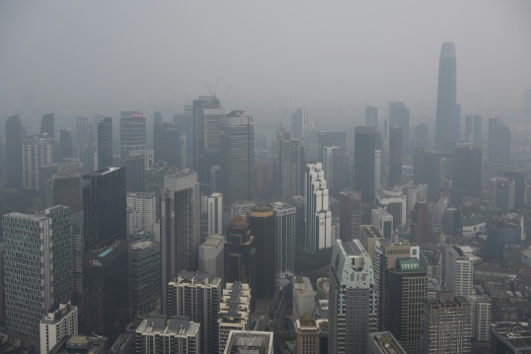 La ville de Kuala Lumpur enveloppée dans une brume provoquée par les incendies en Indonésie, le 13 octobre 2026 en Malaisie ( AFP / Mohd Rasfan )