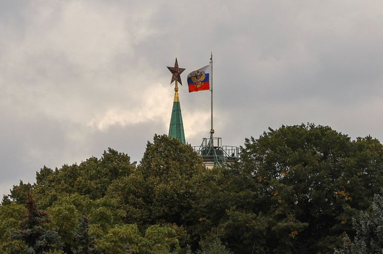 Un drapeau d'État russe flotte dans le centre de Moscou