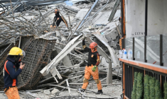 Des sauveteurs sur le site de l'effondrement d'un immeuble en construction à Angeles, aux Philippines, le 24 mai 2026 ( AFP / Ted ALJIBE )
