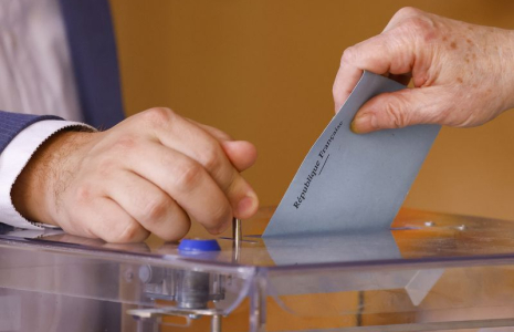 Un bureau de vote à Vanves, près de Paris