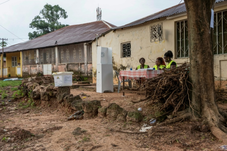 Des agents électoraux attendent les électeurs le 30 août 2026 dans la capitale bissau-guinéenne Bissau lors d'un référendum sur un projet de nouvelle Constitution, qui propose de passer à un régime présidentiel fort pour remplacer l'actuel système semi-parlementaire ( AFP / Samba BALDE )