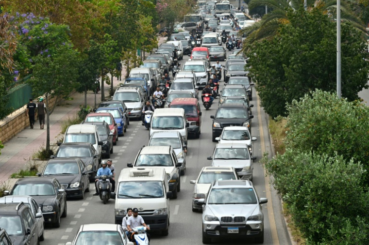 File de voitures qui fuient après l'annonce par Israël de possibles frappes dans la banlieue sud de Beyrouth, bastion du Hezbollah, le 1er juin 2026. ( AFP / FADEL itani )