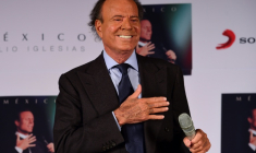 Le chanteur espagnol Julio Iglesias à Mexico, le 23 septembre 2015 ( AFP / Ronaldo SCHEMIDT )