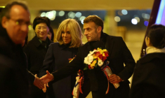 Le président français Emmanuel Macron et son épouse brigitte arrivent à Chengdu, dans la province chinoise du Sichuan, le 4 décembre 2025 ( POOL / Ludovic MARIN )