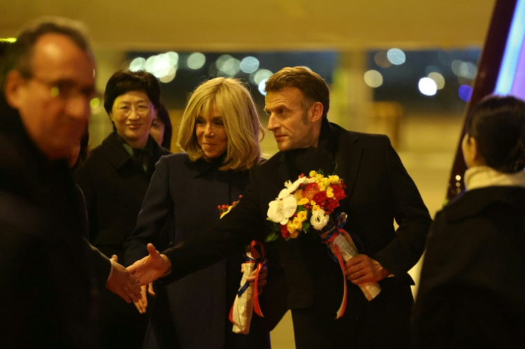 Le président français Emmanuel Macron et son épouse brigitte arrivent à Chengdu, dans la province chinoise du Sichuan, le 4 décembre 2025 ( POOL / Ludovic MARIN )