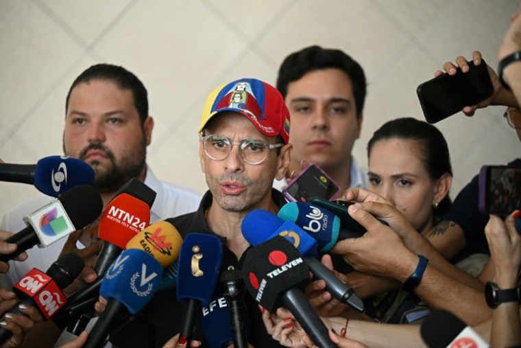 Le candidat de l'opposition ayant choisi de participer aux élections au Venezuela Henrique Capriles, le 25 mai 2025 à Caracas ( AFP / Federico PARRA )