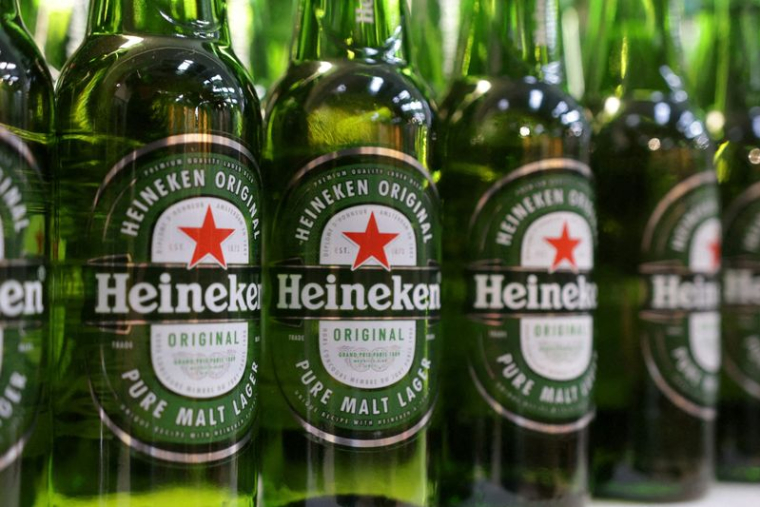 Des bouteilles de bière Heineken dans un supermarché