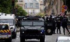 La police et la BRI sécurisent la zone proche du consulat iranien à Paris où un homme menace de se faire exploser
