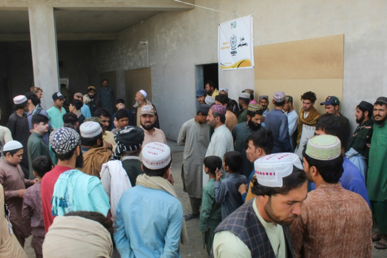 Des réfugiés afghans, expulsés du Pakistan, attedent pour des vérifications biométriques dans un centre de rétention à Chaman, près de la frontière entre le Pakistan et l'Afghanistan, avant leur départ pour l'Afghanistan, le 9 avril 2025 ( AFP / Abdul BASIT )