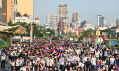 Des manifestants participent à une marche en soutien aux soldats stationnés à la frontière avec la Thaïlande, le 18 juin 2025 à Phnom Penh, au Cambodge ( AFP / TANG CHHIN Sothy )