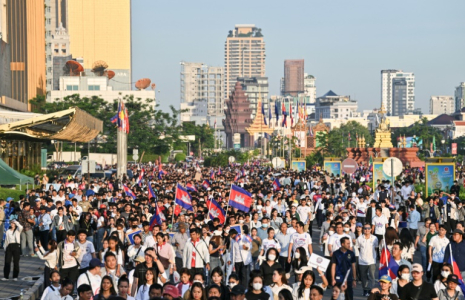 Des manifestants participent à une marche en soutien aux soldats stationnés à la frontière avec la Thaïlande, le 18 juin 2025 à Phnom Penh, au Cambodge ( AFP / TANG CHHIN Sothy )