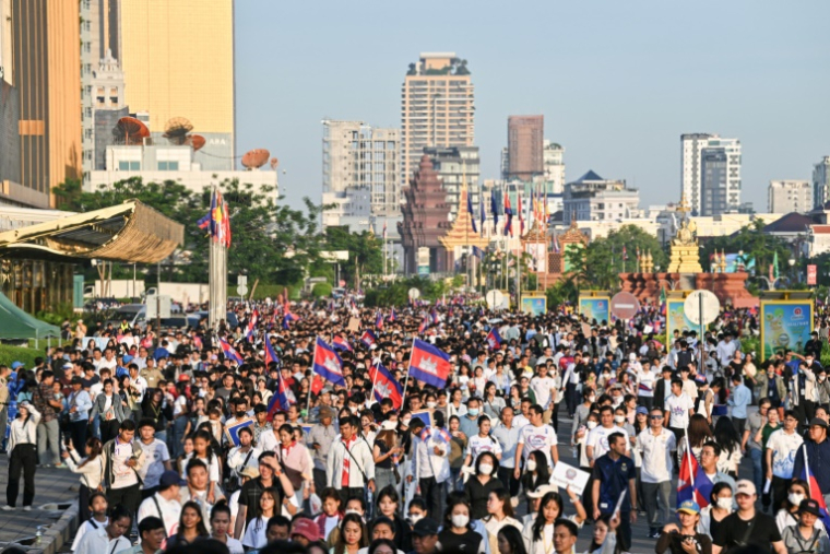 Des manifestants participent à une marche en soutien aux soldats stationnés à la frontière avec la Thaïlande, le 18 juin 2025 à Phnom Penh, au Cambodge ( AFP / TANG CHHIN Sothy )