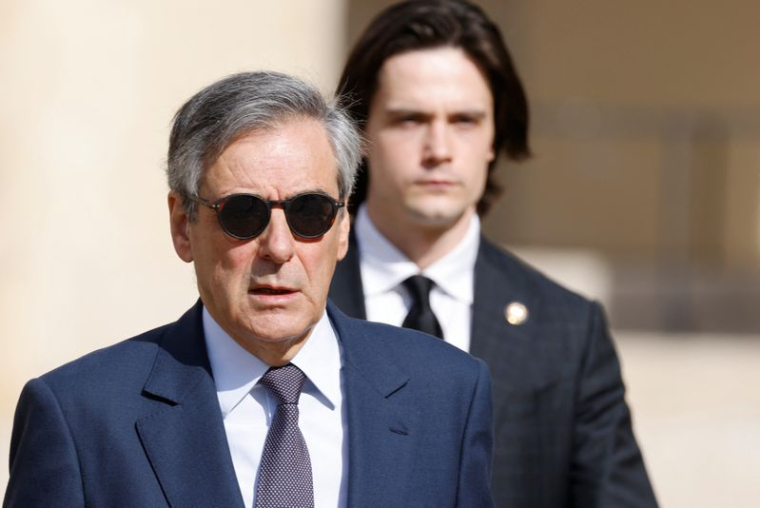 L'ancien Premier ministre français François Fillon assiste à une cérémonie à Paris