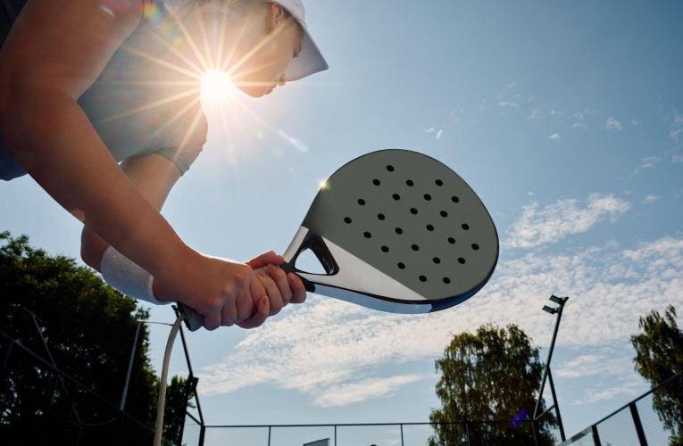 Le padel est un jeu facile à pratiquer pour moins de 30 euros par an afin de créer un véritable esprit d’équipe entre vos collègues. ( crédit photo : Shutterstock )