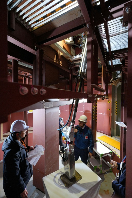 Un bras robotique effectue une démonstration d'enlèvement de débris de combustible nucléaire fondu lors d'une simulation à la centrale nucléaire de Fukushima Daiichi, exploitée par Tokyo Electric Power Company, le 25 février 2026 à Naraha, dans la préfecture de Fukushima, au Japon ( JAPAN POOL / JIJI PRESS / STR )