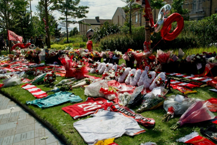 Des maillots et des écharpes de Liverpool déposés près du stade d'Anfield en hommage à Diogo Jota, l'attaquant portugais mort avec son frère dans un accident de la route en Espagne, le 3 juillet 2025 ( AFP / Paul BARKER )