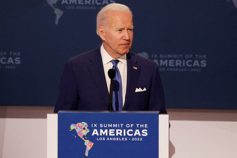 BIDEN ACCUSE LES GROUPES PÉTROLIERS DE PROFITER DE L'INFLATION
