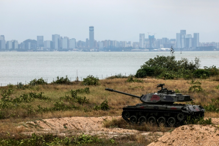 Un char décommisionné à l'extérieur de la forteresse du Triangle à Kinmen, avec la ville chinoise de Xiamen en arrière-plan, le 28 octobre 2025 à Taïwan ( AFP / I-Hwa CHENG )