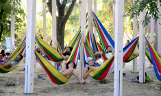 Des festivaliers se reposent au festival de Sziget à Budapest le 13 août 2026 ( AFP / Attila KISBENEDEK )