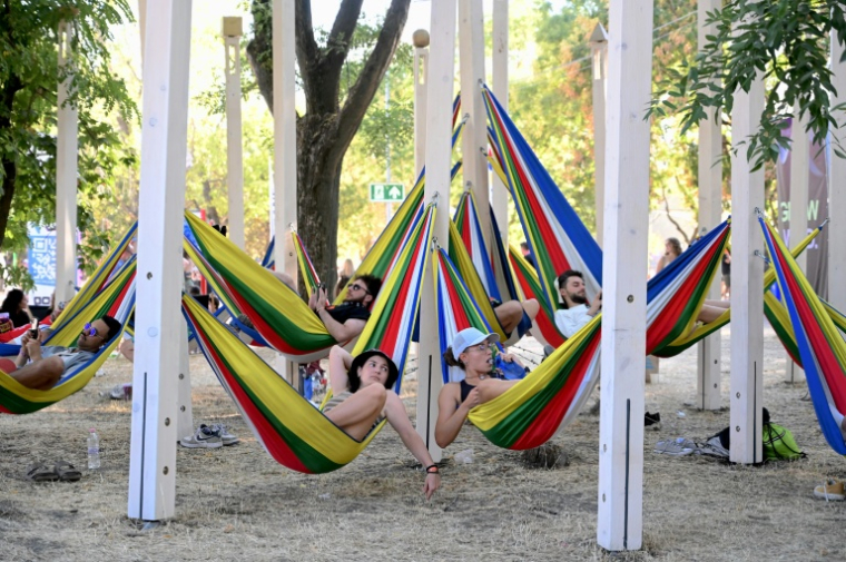 Des festivaliers se reposent au festival de Sziget à Budapest le 13 août 2026 ( AFP / Attila KISBENEDEK )
