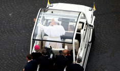 Le pape Léon XIV descend l'avenue des Champs-Elysées sous les acclamations à Paris le 26 septembre 2026 ( AFP / Sameer AL-DOUMY )