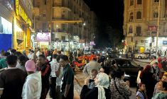 Des habitants du Caire profitent de la levée des mesures d'économies d'énergie, le 28 avril 2026 ( AFP / Khaled DESOUKI )