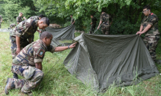 Emmanuel Macron pourrait annoncer dans les prochains jours l'instauration d'un service militaire volontaire en France, un projet à l'étude depuis plusieurs mois ( AFP / PATRICK HERTZOG )