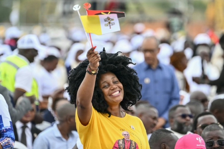 Des fidèles à l'arrivée du pape Léon XIV à Kilamba, en Angola, le 19 avril 2026 ( AFP / Alberto PIZZOLI )