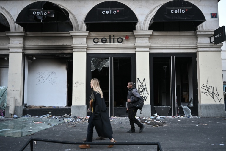 Un magasin Celio saccagé lors des manifestations du 18 octobre 2026, à Paris ( AFP / Matthieu RONDEL )