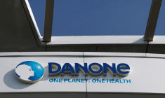 Le logo de Danone visible au siège de la société à Rueil-Malmaison