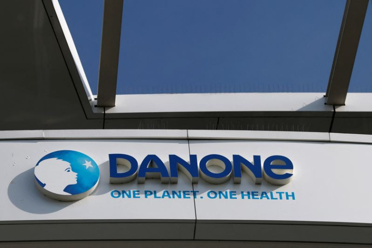 Le logo de Danone visible au siège de la société à Rueil-Malmaison