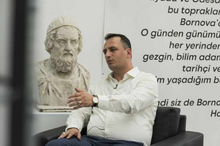Le maire de Bornova, Omer Eski, lors d'une interview, le 7 août 2026 à Bornova, en Turquie ( AFP / Ahmet Ayberk Cimen )