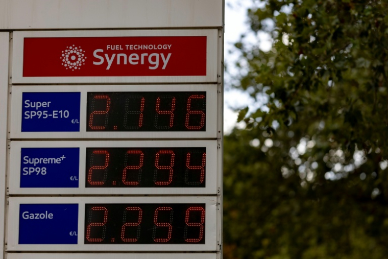 Un panneau affiche les prix de l'essence dans une station-service à Paris, le 9 septembre 2026 ( AFP / Ian LANGSDON )
