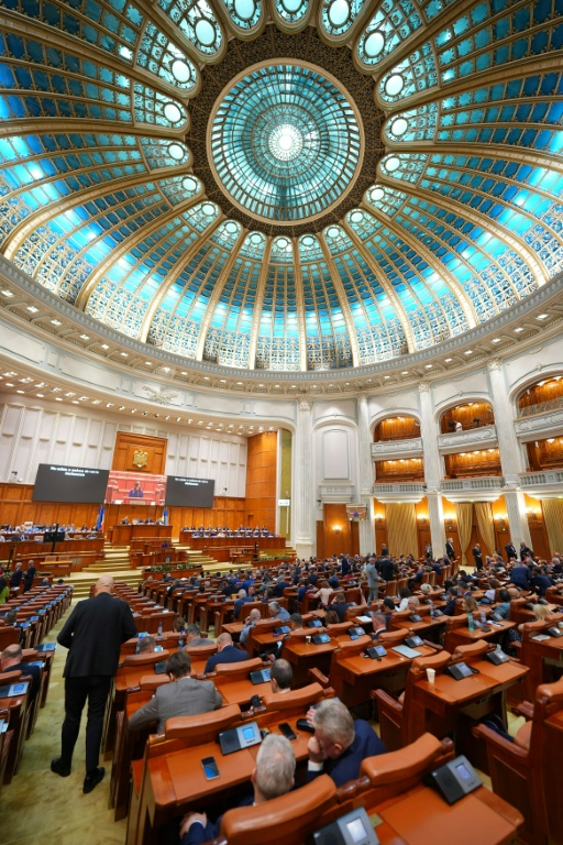 Te Parlement roumain en session avant un vote de confiance pour investir le nouveau gouvernement Vestea, le 22 juin 2026 à Bucarest ( AFP / Mihai Barbu )