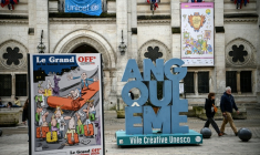 Une affiche publicitaire annonçant le festival de bande dessinée "Le Grand Off" à Angoulême, le 29 janvier 2026 en Charente ( AFP / Christophe ARCHAMBAULT )